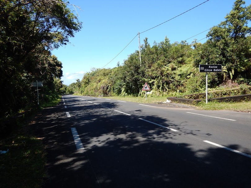 Tunnel de lave sous la route